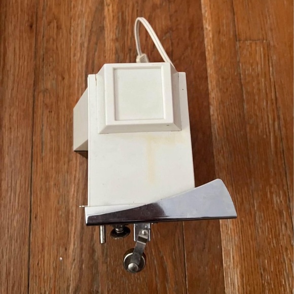 Vintage GE can opener - Picture 3 of 4